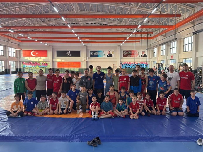İl Müdürü Ramazan Öztürk’ten Güreş Takımına Ankara Öncesi Moral Ziyareti