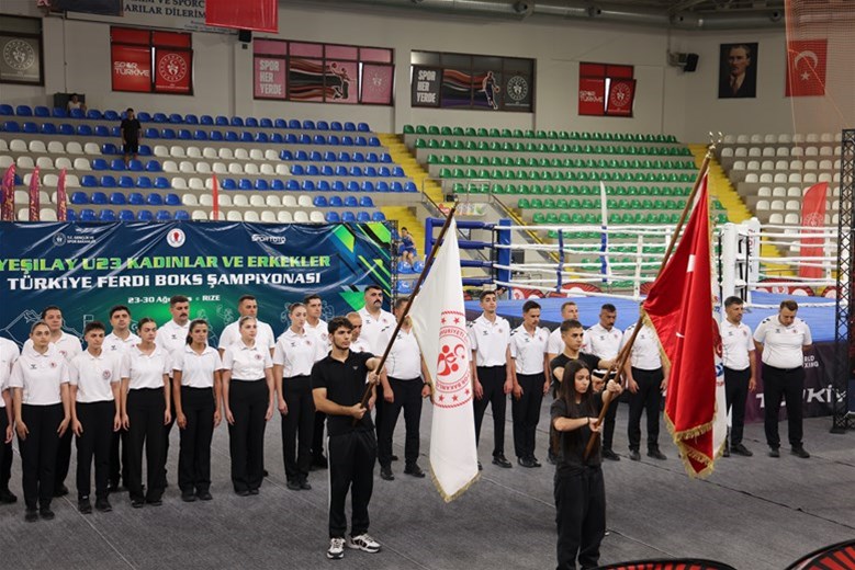 RİZE’DE RİNGLER ISINDI, BOKS HEYECANI ZİRVEDE